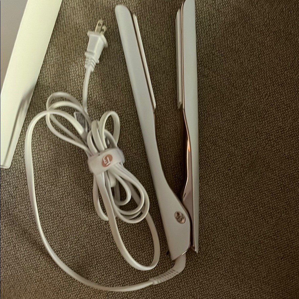 Sleek White Hair Straightener - Picture 2 of 3